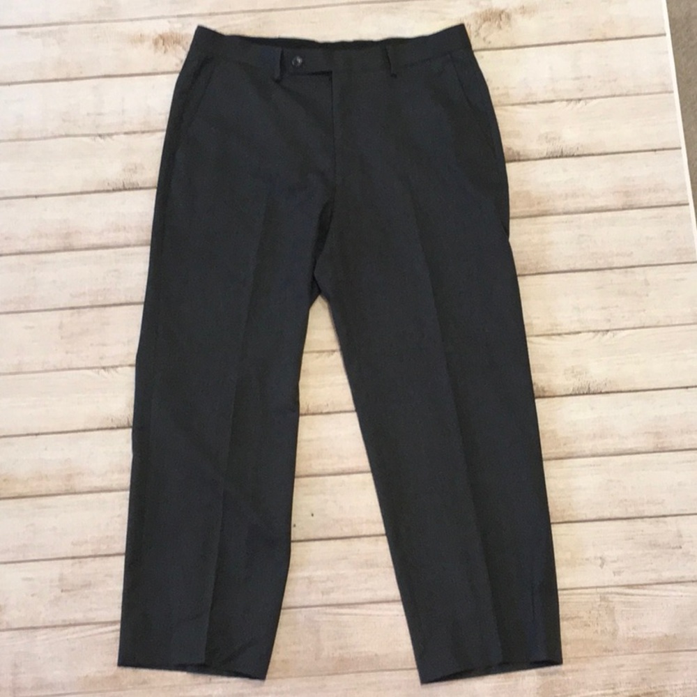 Men's Van Heusen charcoal gray dress pants. 32 inch waist, 25 1/4 inseam.